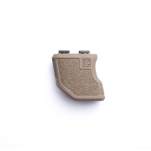El Tiger Claw M-LOK ofrece un agarre ergonómico de 10 grados, textura retro y mejora la manipulación del arma y la gestión del retroceso en cualquier posición.