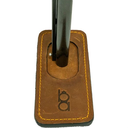 Protege el cañón de tu arma con el BOB ALLEN MAGNETIC BARREL PROTECTOR: evita humedad y suciedad, se adhiere magnéticamente y está hecho de cuero resistente.