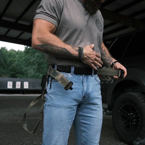 El V3 INNER BELT de GBRS GROUP es un cinturón EDC cómodo y versátil, con webbing de scuba que ofrece rigidez para holsters IWB y se adapta a varios tamaños.