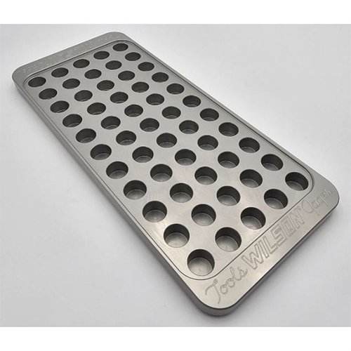 Los bandejas de recarga de aluminio billet de L.E. Wilson son duraderas, apilables y con un diseño único de 55 agujeros, perfectas para manejar cartuchos con facilidad.