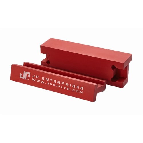Las UNIVERSAL VICE CLAMPS de J P ENTERPRISES aseguran tu receptor AR-308 o AR-15, con imanes que lo mantienen firme en el banco de trabajo.