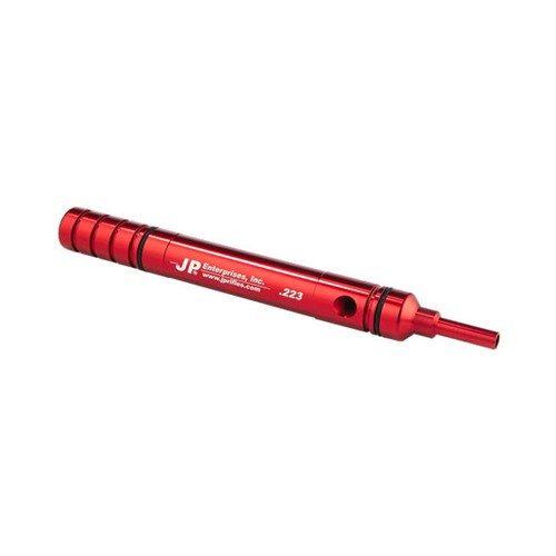 El AR-15 Cleaning Rod Guide rojo de J P ENTERPRISES evita daños en la corona, garganta y cámara, facilitando la limpieza segura desde el cerrojo.