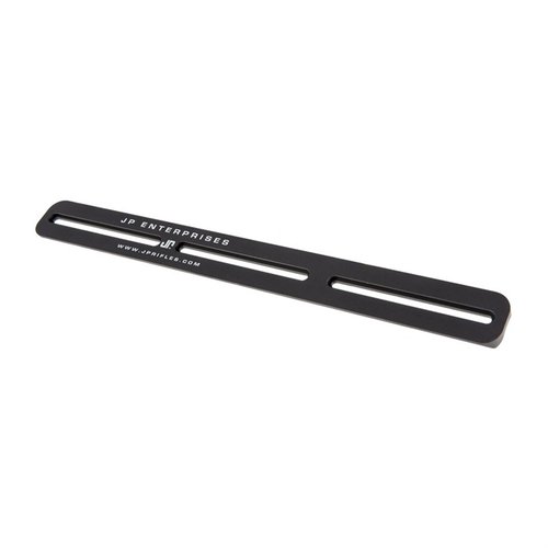 El adaptador Arca-Swiss de 15" de JP Enterprises permite un ajuste fácil y rápido para bipodes y tripodes, ofreciendo estabilidad y compatibilidad con diversas marcas.