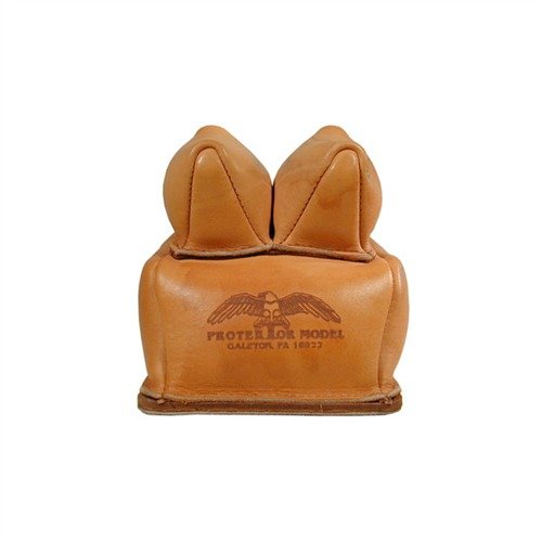 La bolsa trasera No. 13B de Protektor, hecha a mano en cuero de grano superior, permite que tu rifle se deslice libremente y evita el desplazamiento lateral.
