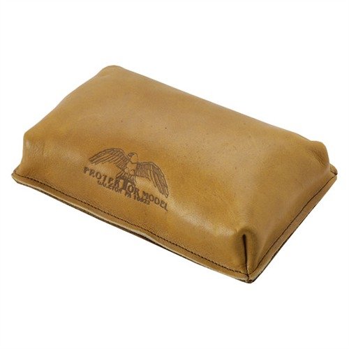 La NO. 16 Brick Bag de PROTEKTOR es una bolsa de cuero suave y hecha a mano, ideal para un apoyo firme y deslizamiento libre de tu rifle durante el retroceso.