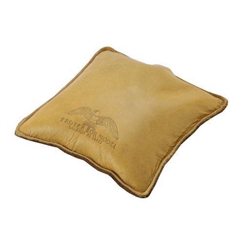 El NO. 18 Pillow Bag de PROTEKTOR es un bolso de cuero suave hecho a mano, ideal para absorber el retroceso y brindar soporte a tu brazo o codo.