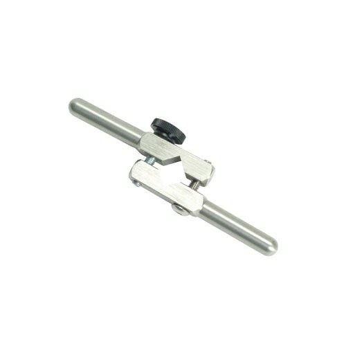 Mejora tu experiencia de recarga con el NECK TURNING HANDLE de Sinclair International, un mango extra que facilita el uso de la Neck Turning Tool.