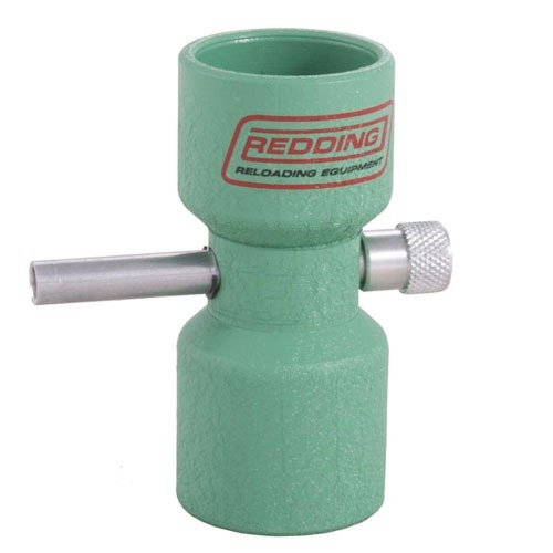 El Redding Powder Trickler permite añadir pólvora a tu balanza de uno o dos gránulos a la vez, logrando cargas precisas y rápidas sin moverse en la mesa.