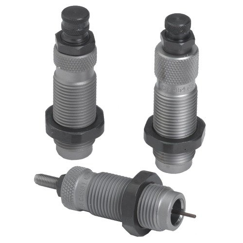 El set de 3 dies de carburo RCBS elimina la lubricación de los casquillos, incluye die de expansión y die de asiento con crimpado, ideal para tus recargas.