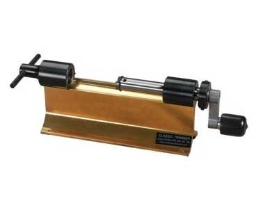 El CLASSIC CASE TRIMMER de FORSTER PRODUCTS, INC. es ideal para un recorte preciso de tus casquillos, garantizando una longitud uniforme y mejorando el rendimiento.