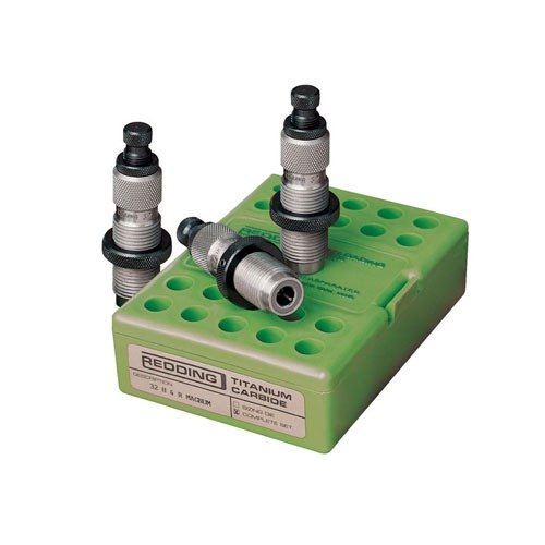 Descubre el set de dies Redding Titanium Carbide 9mm Luger: sin lubricación, alta dureza y diseñado para máquinas de recarga progresiva. ¡Mejora tu recarga!