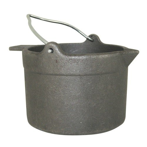 El pote de hierro fundido de 10 lb. de LYMAN es resistente, tiene un diseño antideslizante, un vertedor anti-goteo y es compatible con cualquier fuente de calor.