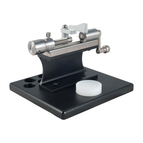 El kit L.E. Wilson Stainless Micro Trimmer ofrece ajustes precisos de longitud, almacenamiento para 9 casquillos y una plataforma estable para facilitar el recorte.