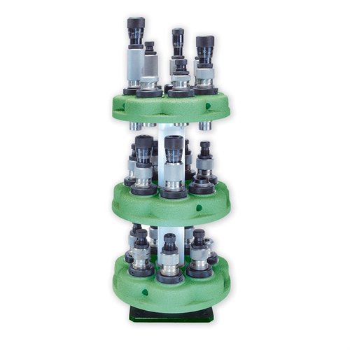 El TURRET STACKER de REDDING es ideal para almacenar cabezales de turret, permitiendo apilar hasta tres con dies instalados y evitando daños en las piezas.