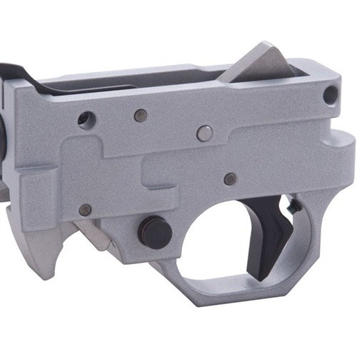 Mejora tu RUGER® 10/22® con este Trigger Guard 2000 de VOLQUARTSEN, que ofrece un disparo preciso y consistente gracias a su diseño CNC y componentes de alta calidad.
