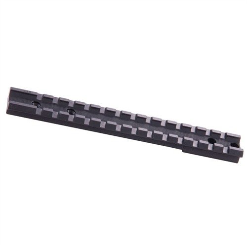 La base de mira Weaver para Remington 700 ofrece múltiples opciones de montaje, es ligera, resistente y permite usar la mira frontal cuando quitas la óptica.