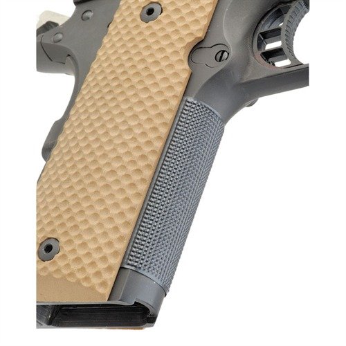 Mejora la sujeción de tu 1911 en minutos con la Wilson Checkered Front Strap; fácil de instalar, sin modificaciones y con un agarre seguro.